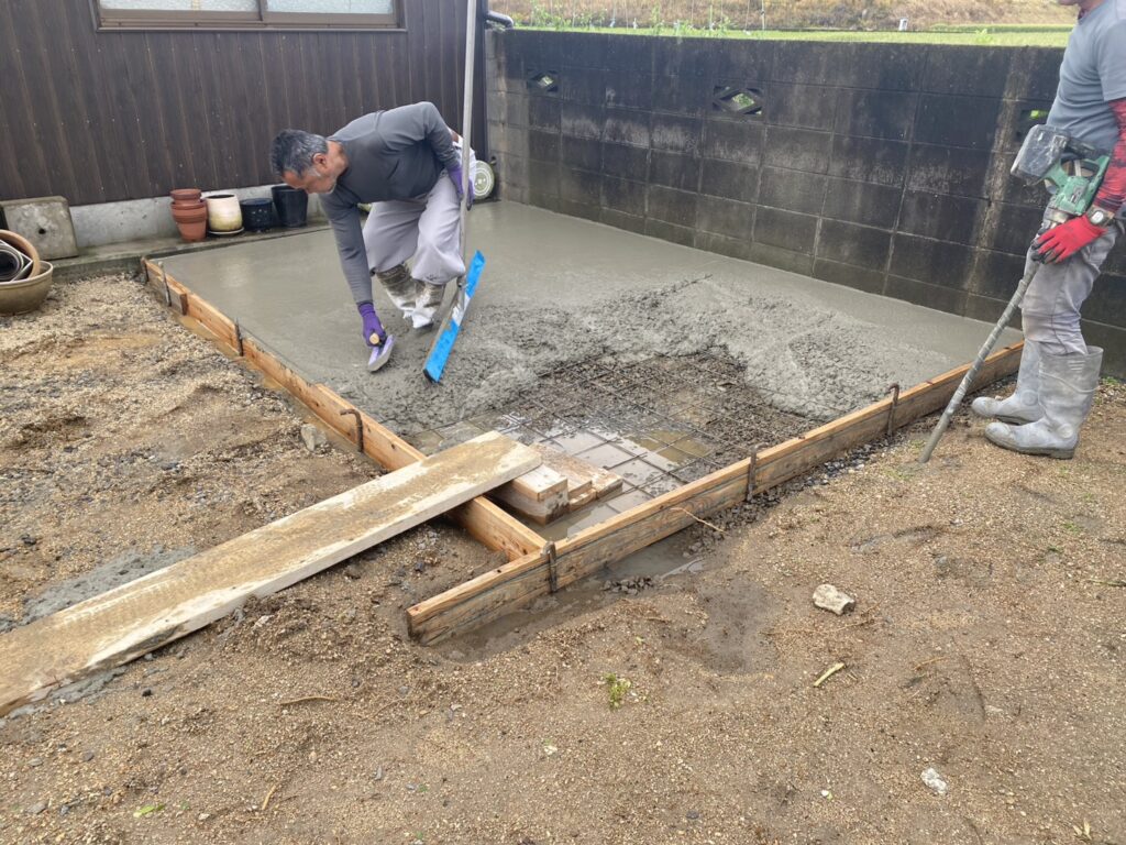 【多度津町Ｔ様邸】雑草対策＆駐車場工事｜カーポート柱を建て、駐車場や物置下の土間コンクリート打設 (株)カインズガーデン