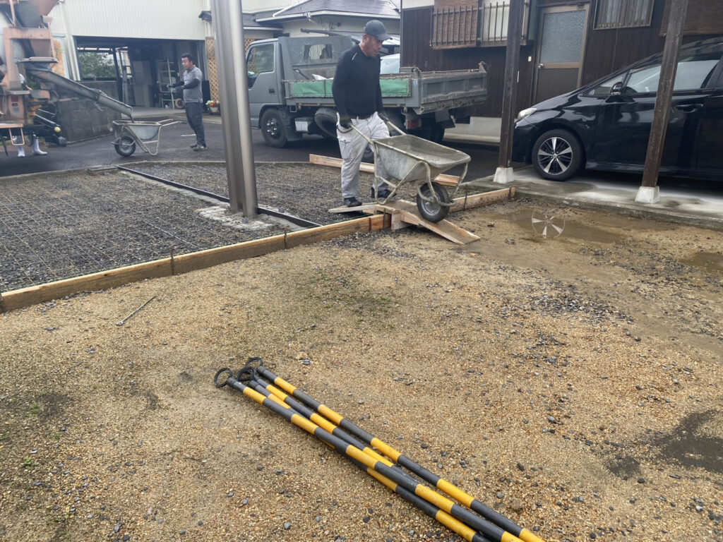 【多度津町Ｔ様邸】雑草対策＆駐車場工事｜カーポート柱を建て、駐車場や物置下の土間コンクリート打設 (株)カインズガーデン