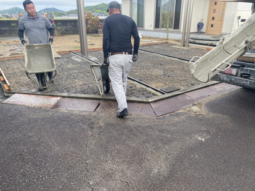 【多度津町Ｔ様邸】雑草対策＆駐車場工事｜カーポート柱を建て、駐車場や物置下の土間コンクリート打設 (株)カインズガーデン