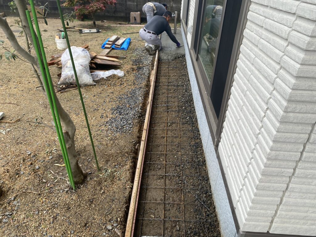 【多度津町Ｔ様邸】雑草対策＆駐車場工事｜カーポート柱を建て、駐車場や物置下の土間コンクリート打設 (株)カインズガーデン