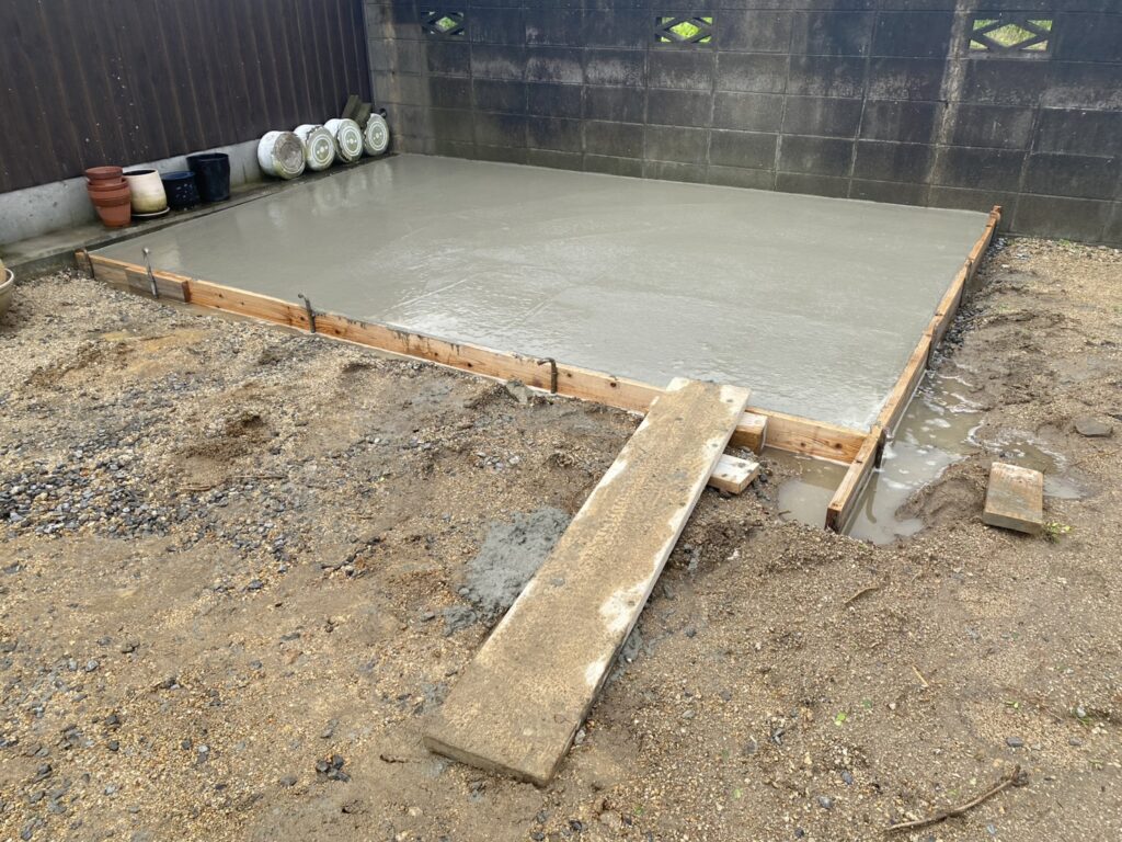 【多度津町Ｔ様邸】雑草対策＆駐車場工事｜カーポート柱を建て、駐車場や物置下の土間コンクリート打設 (株)カインズガーデン