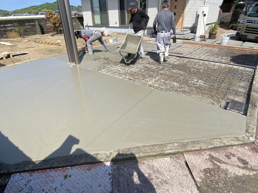 【多度津町Ｔ様邸】雑草対策＆駐車場工事｜カーポート柱を建て、駐車場や物置下の土間コンクリート打設 (株)カインズガーデン