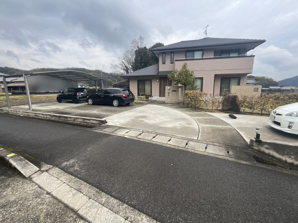 【まんのう町Ｓ様邸】垣根撤去＆目隠しフェンス設置工事着工⛑｜レッドロビンの垣根撤去と庭石移設完了 (株)カインズガーデン