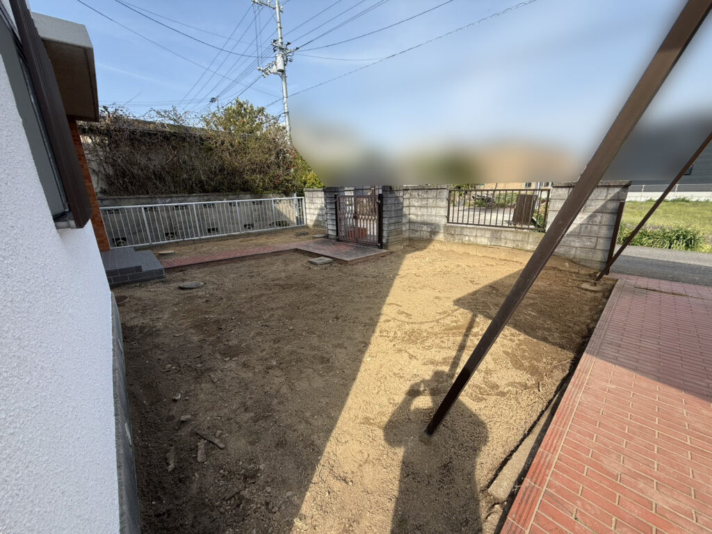 【高松市ＫＵ様邸】雑草対策＆庭じまい工事｜生垣や庭木植栽の撤去系完了✨土間コンクリート打設準備中 (株)カインズガーデン