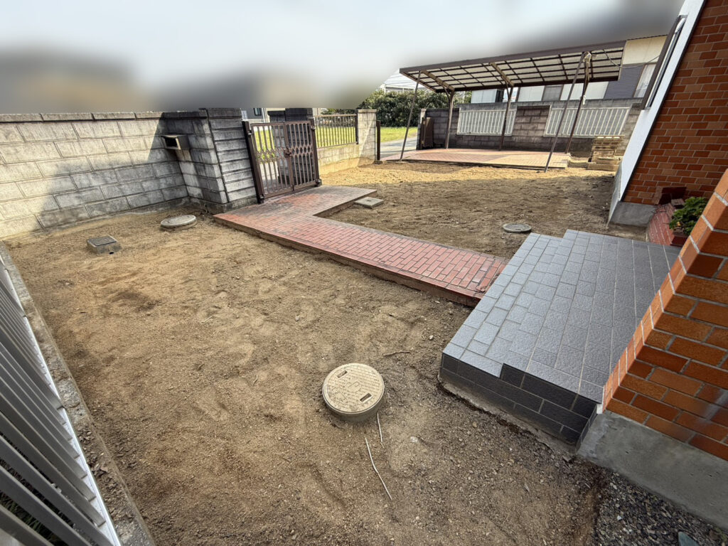 【高松市ＫＵ様邸】雑草対策＆庭じまい工事｜生垣や庭木植栽の撤去系完了✨土間コンクリート打設準備中 (株)カインズガーデン