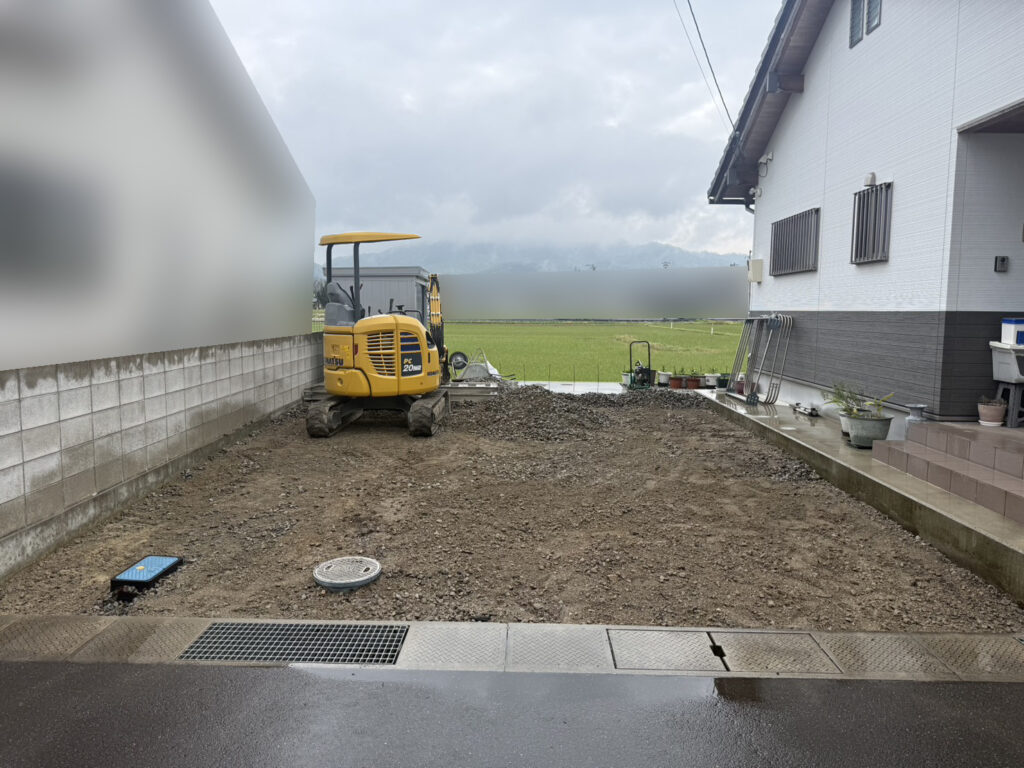 【丸亀市Ｙ様邸】駐車場とカーポート工事着工⛑｜砂利や枕木撤去・鋤取り等、駐車場リフォーム開始です (株)カインズガーデン