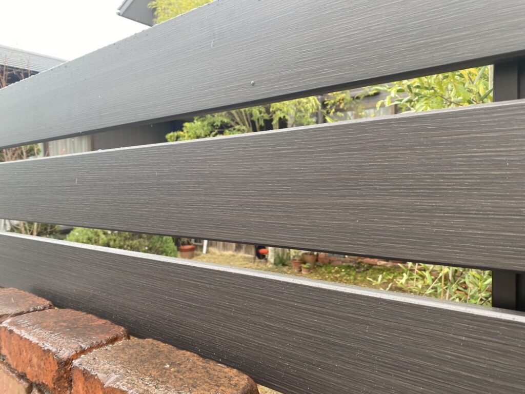 【三豊市Ｉ様邸】目隠しフェンス工事㊗完工｜プライバシーが守られて安心✨スッキリ目隠し完成しました (株)カインズガーデン