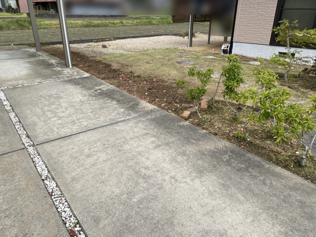 【まんのう町Ｓ様邸】垣根撤去＆目隠しフェンス工事｜敷地境界の化粧ブロック２段積みとフェンス柱完了 (株)カインズガーデン