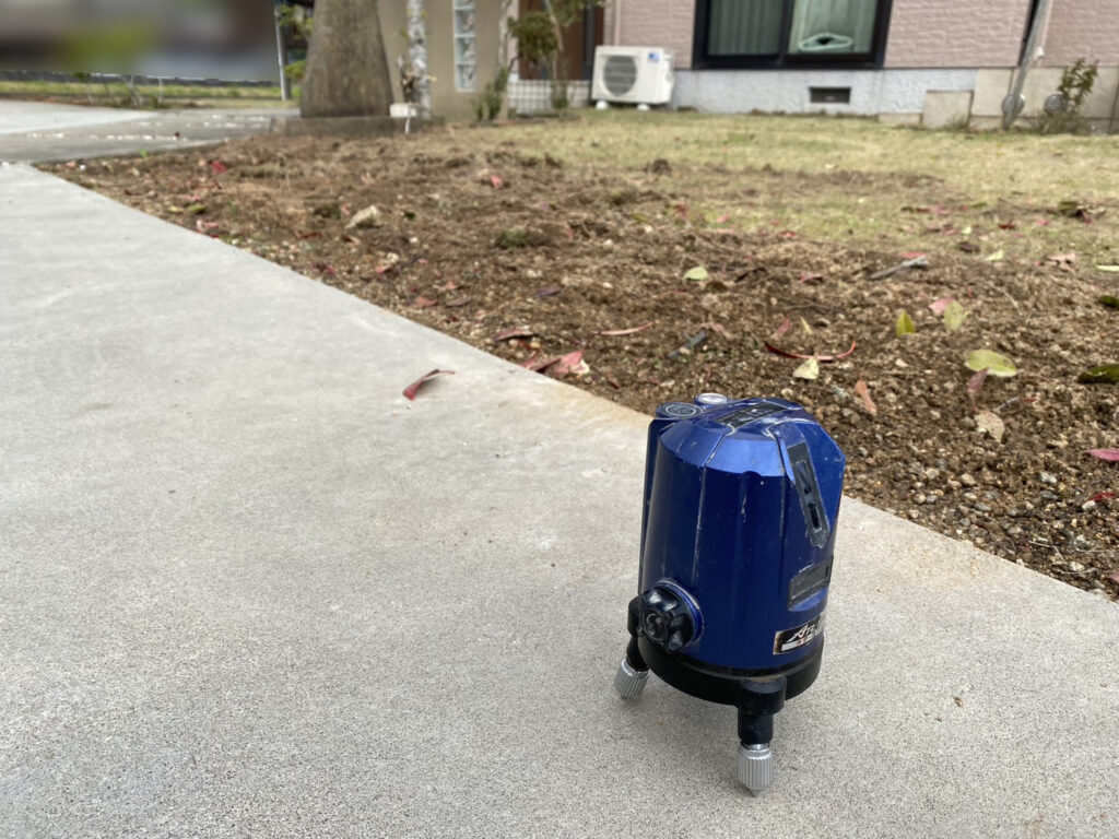 【まんのう町Ｓ様邸】垣根撤去＆目隠しフェンス工事｜敷地境界の化粧ブロック２段積みとフェンス柱完了 (株)カインズガーデン