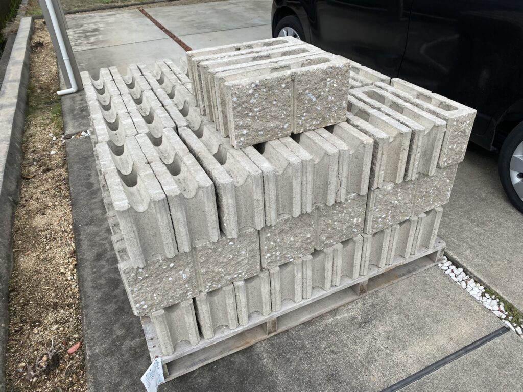 【まんのう町Ｓ様邸】垣根撤去＆目隠しフェンス工事｜敷地境界の化粧ブロック２段積みとフェンス柱完了 (株)カインズガーデン