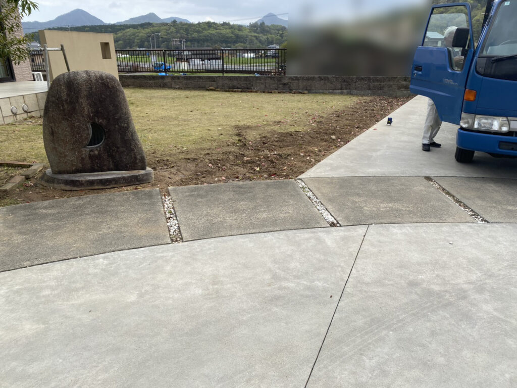 【まんのう町Ｓ様邸】垣根撤去＆目隠しフェンス工事｜敷地境界の化粧ブロック２段積みとフェンス柱完了 (株)カインズガーデン