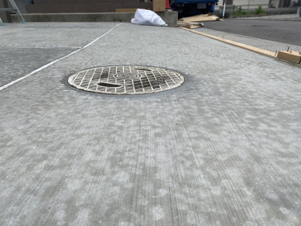 【丸亀市Ｙ様邸】駐車場とカーポート工事㊗完工｜コンクリートとカーポートでスタイリッシュに完成 (株)カインズガーデン