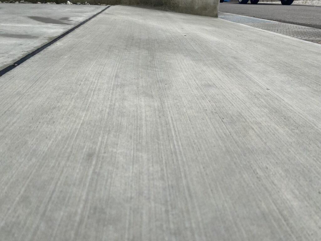 【丸亀市Ｙ様邸】駐車場とカーポート工事㊗完工｜コンクリートとカーポートでスタイリッシュに完成 (株)カインズガーデン