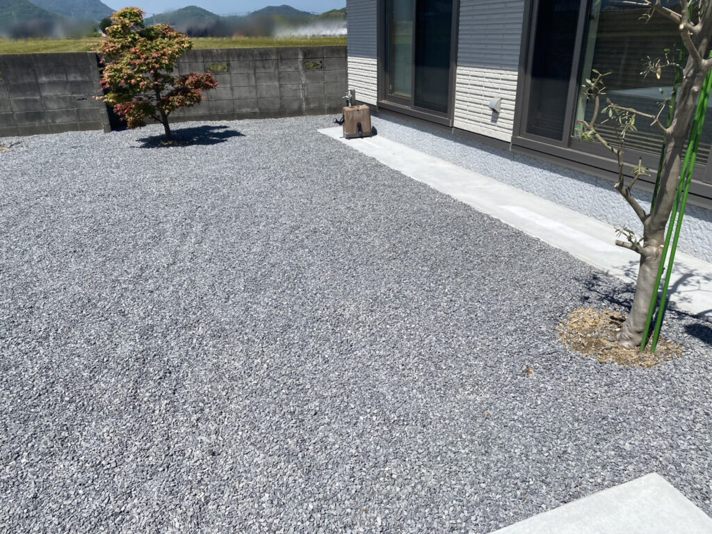 【多度津町Ｔ様邸】雑草対策＆駐車場工事｜お庭やお家ぐるりの裏庭、防草シートと砂利で雑草対策完了 (株)カインズガーデン