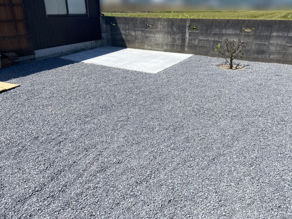 【多度津町Ｔ様邸】雑草対策＆駐車場工事｜お庭やお家ぐるりの裏庭、防草シートと砂利で雑草対策完了 (株)カインズガーデン