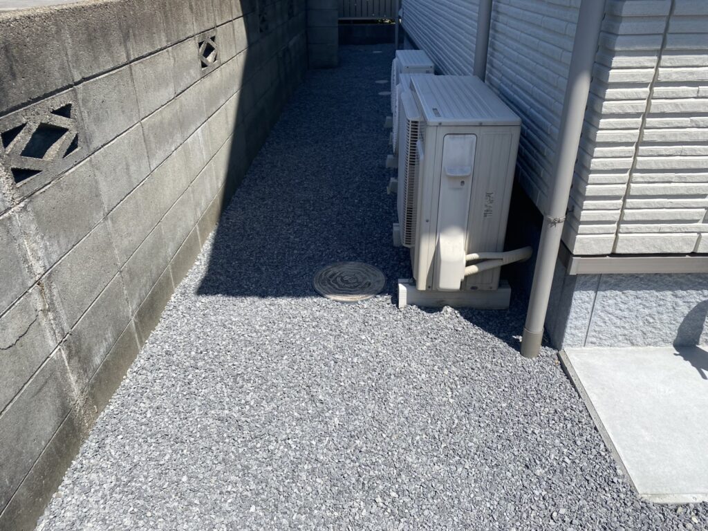 【多度津町Ｔ様邸】雑草対策＆駐車場工事｜お庭やお家ぐるりの裏庭、防草シートと砂利で雑草対策完了 (株)カインズガーデン