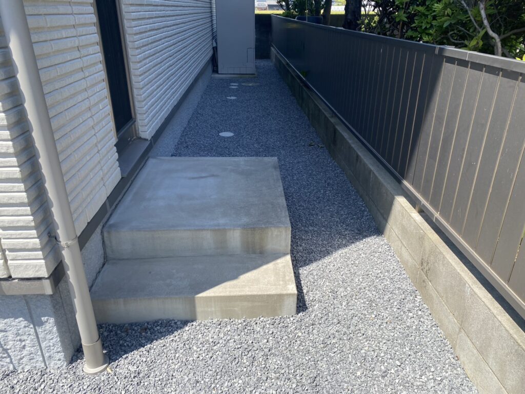 【多度津町Ｔ様邸】雑草対策＆駐車場工事｜お庭やお家ぐるりの裏庭、防草シートと砂利で雑草対策完了 (株)カインズガーデン