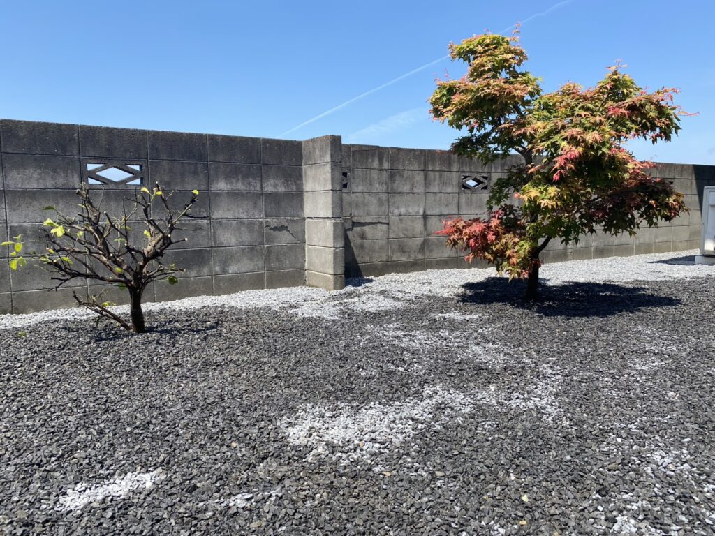 【多度津町Ｔ様邸】雑草対策＆駐車場工事｜お庭やお家ぐるりの裏庭、防草シートと砂利で雑草対策完了 (株)カインズガーデン