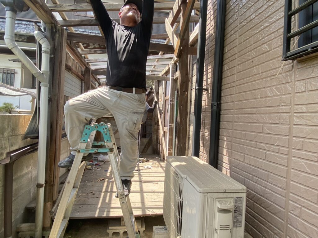【坂出市Ｏ様邸】庭仕舞い工事着工⛑｜既存の手づくり納屋やテラス屋根撤去，水仙植え替えからスタート (株)カインズガーデン