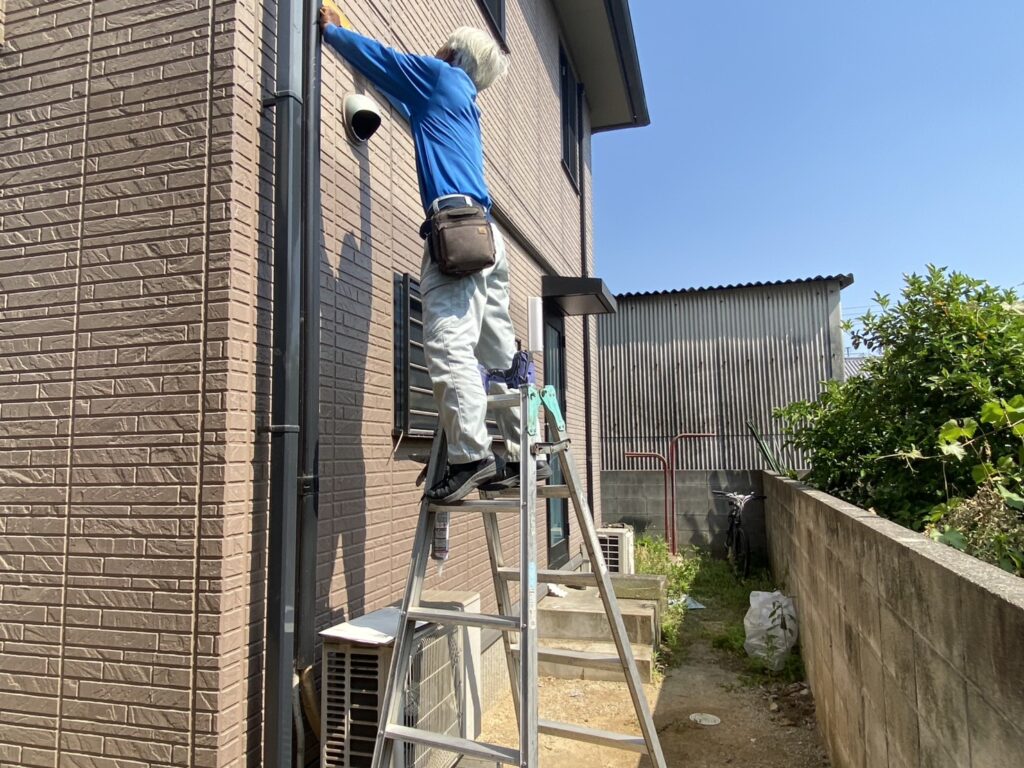 【坂出市Ｏ様邸】庭仕舞い工事｜撤去や鋤取りでコンクリート打設準備中，門扉とテラスの柱も建てます (株)カインズガーデン
