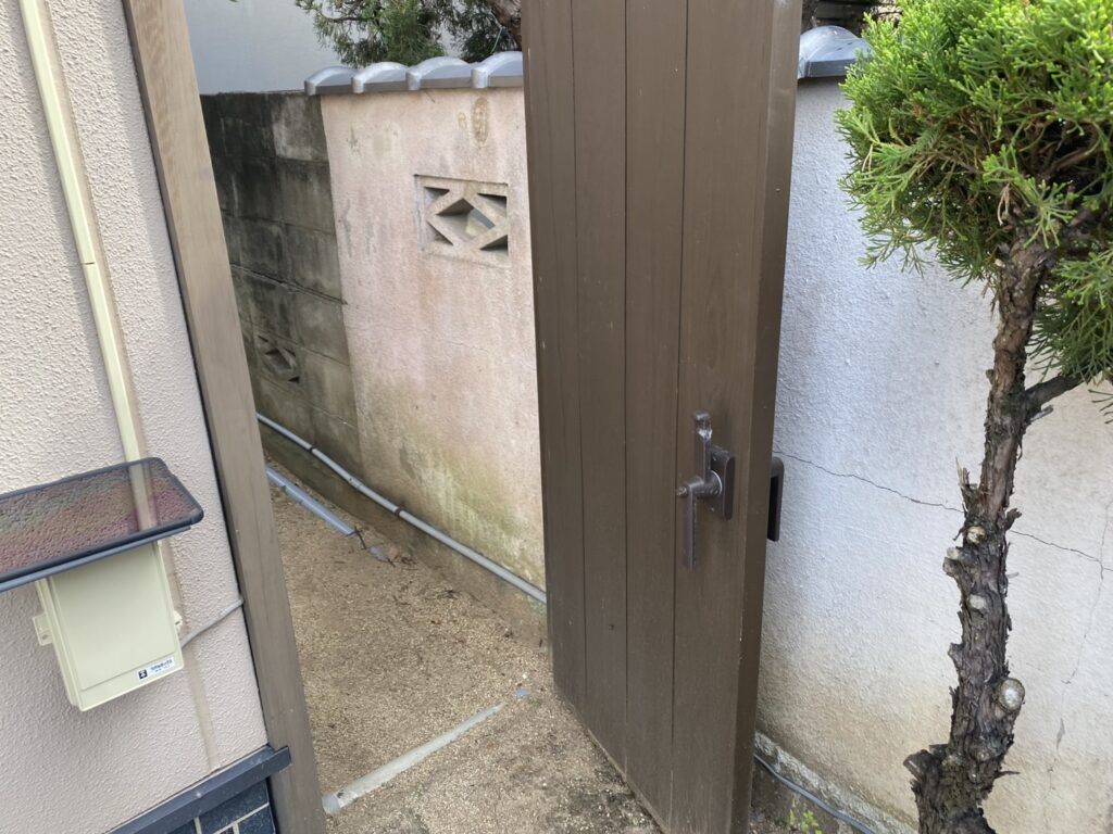 【丸亀市Ｕ様邸】ブロック塀撤去＆目隠しフェンス工事着工⛑｜経年劣化が進み、危険なブロック塀を撤去 (株)カインズガーデン