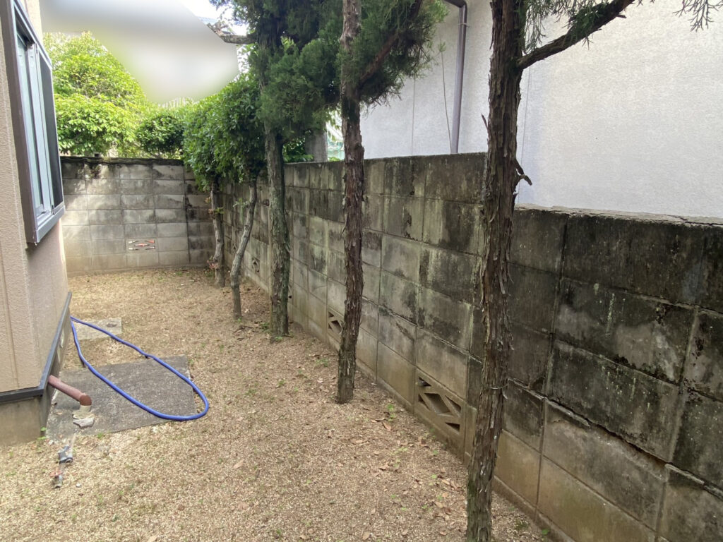 【丸亀市Ｕ様邸】ブロック塀撤去＆目隠しフェンス工事着工⛑｜経年劣化が進み、危険なブロック塀を撤去 (株)カインズガーデン