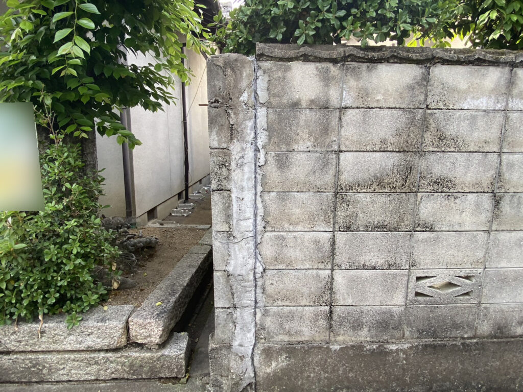 【丸亀市Ｕ様邸】ブロック塀撤去＆目隠しフェンス工事着工⛑｜経年劣化が進み、危険なブロック塀を撤去 (株)カインズガーデン