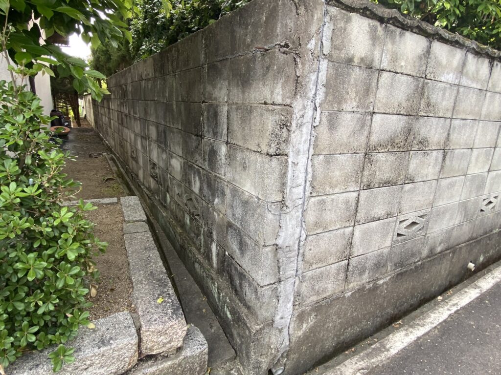 【丸亀市Ｕ様邸】ブロック塀撤去＆目隠しフェンス工事着工⛑｜経年劣化が進み、危険なブロック塀を撤去 (株)カインズガーデン