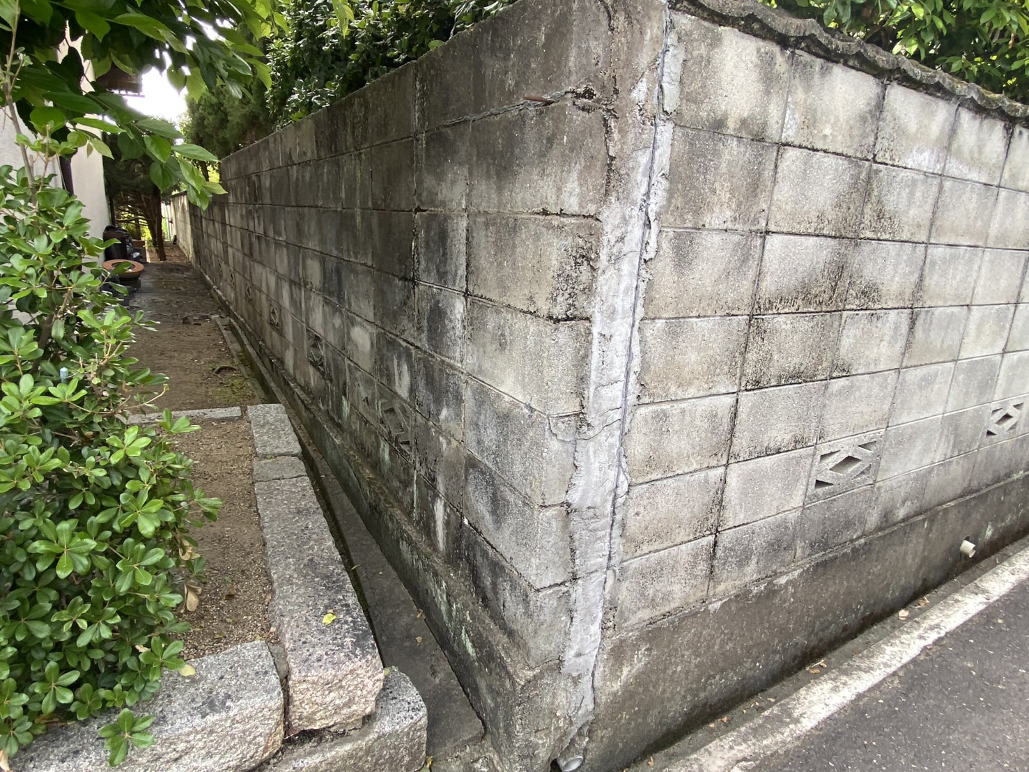 【丸亀市Ｕ様邸】ブロック塀撤去＆目隠しフェンス工事着工⛑｜経年劣化が進み、危険なブロック塀を撤去 (株)カインズガーデン