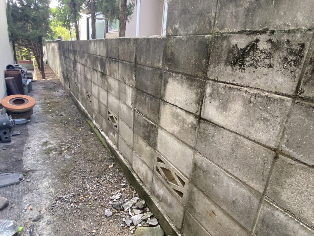 【丸亀市Ｕ様邸】ブロック塀撤去＆目隠しフェンス工事着工⛑｜経年劣化が進み、危険なブロック塀を撤去 (株)カインズガーデン