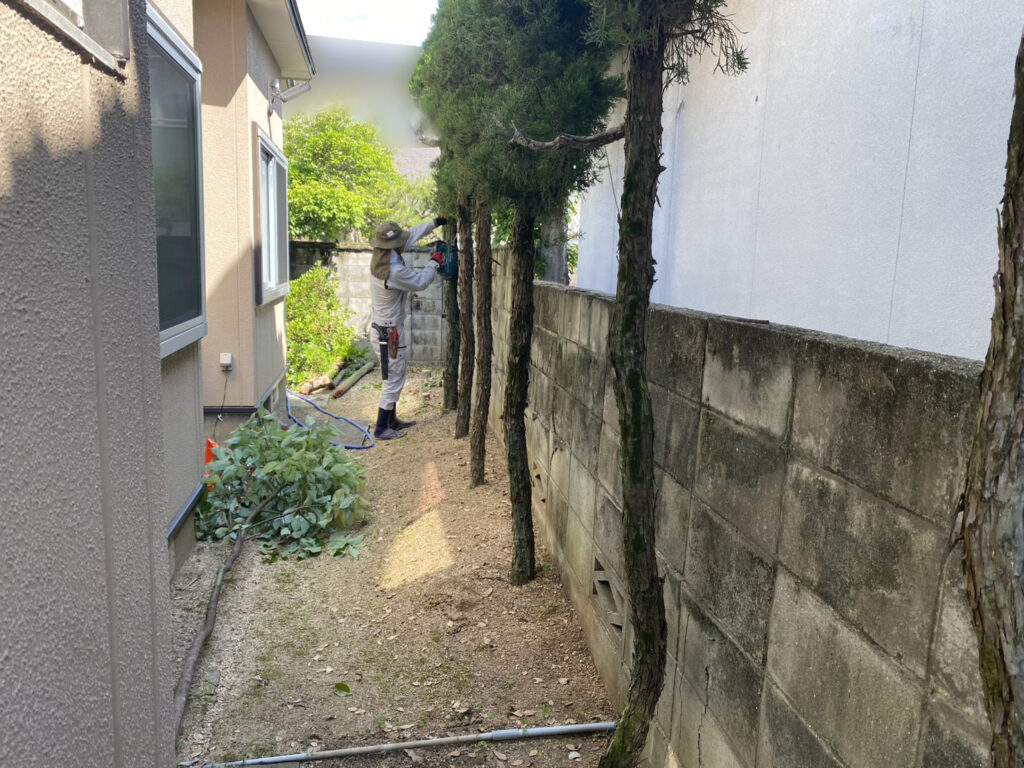【丸亀市Ｕ様邸】ブロック塀撤去＆目隠しフェンス工事着工⛑｜経年劣化が進み、危険なブロック塀を撤去 (株)カインズガーデン