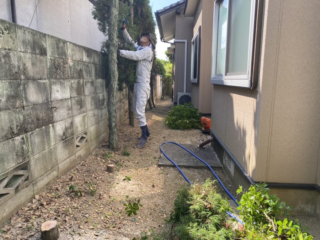 【丸亀市Ｕ様邸】ブロック塀撤去＆目隠しフェンス工事着工⛑｜経年劣化が進み、危険なブロック塀を撤去 (株)カインズガーデン