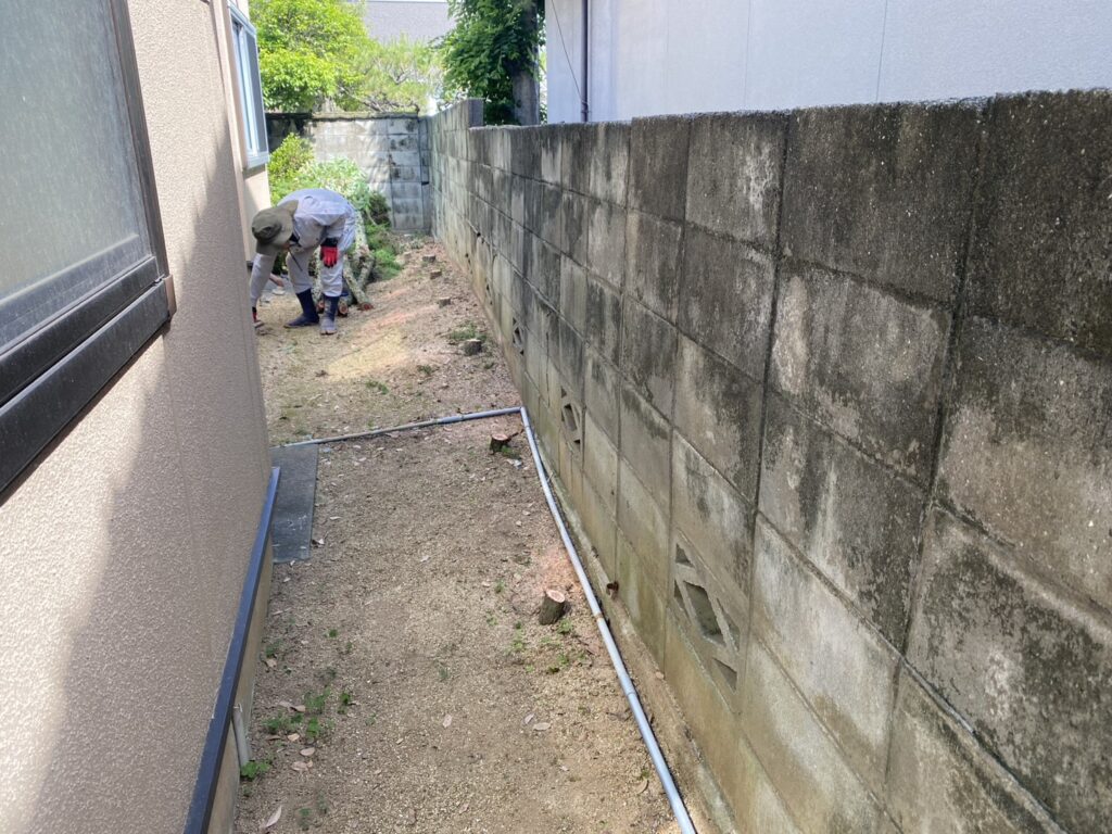 【丸亀市Ｕ様邸】ブロック塀撤去＆目隠しフェンス工事着工⛑｜経年劣化が進み、危険なブロック塀を撤去 (株)カインズガーデン