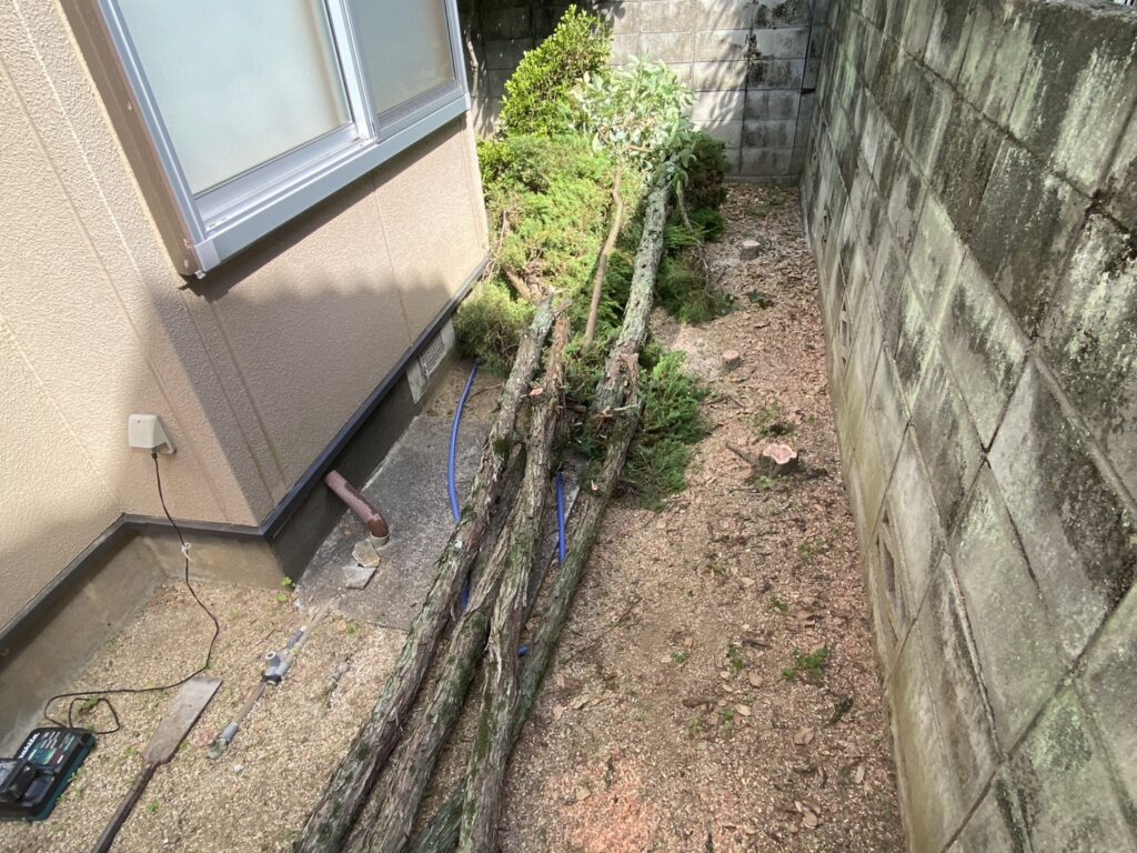 【丸亀市Ｕ様邸】ブロック塀撤去＆目隠しフェンス工事着工⛑｜経年劣化が進み、危険なブロック塀を撤去 (株)カインズガーデン