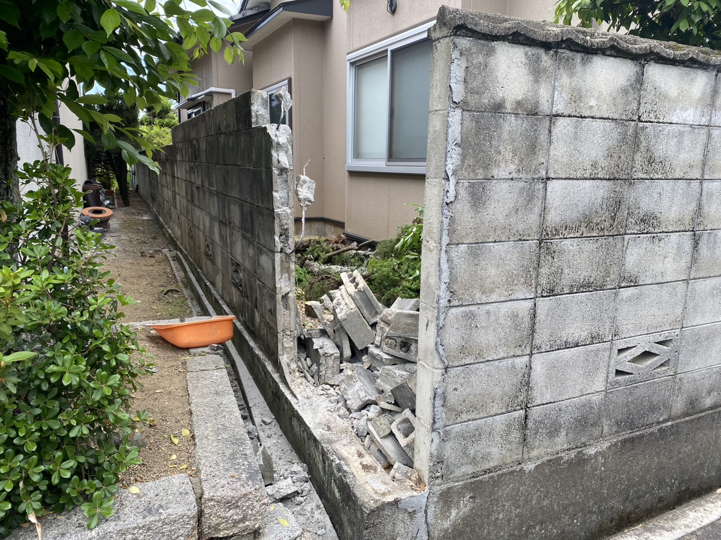 【丸亀市Ｕ様邸】ブロック塀撤去＆目隠しフェンス工事着工⛑｜経年劣化が進み、危険なブロック塀を撤去 (株)カインズガーデン