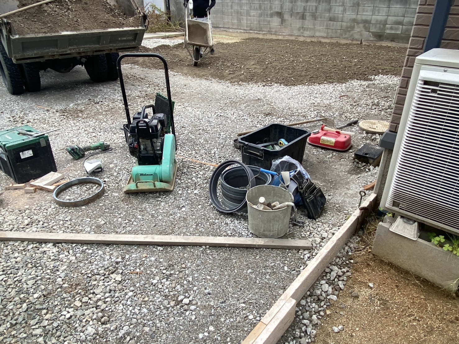 【坂出市Ｏ様邸】庭仕舞い工事｜鋤取り完了。大量のクラッシャーや型枠で土間コンクリート打設準備中 (株)カインズガーデン