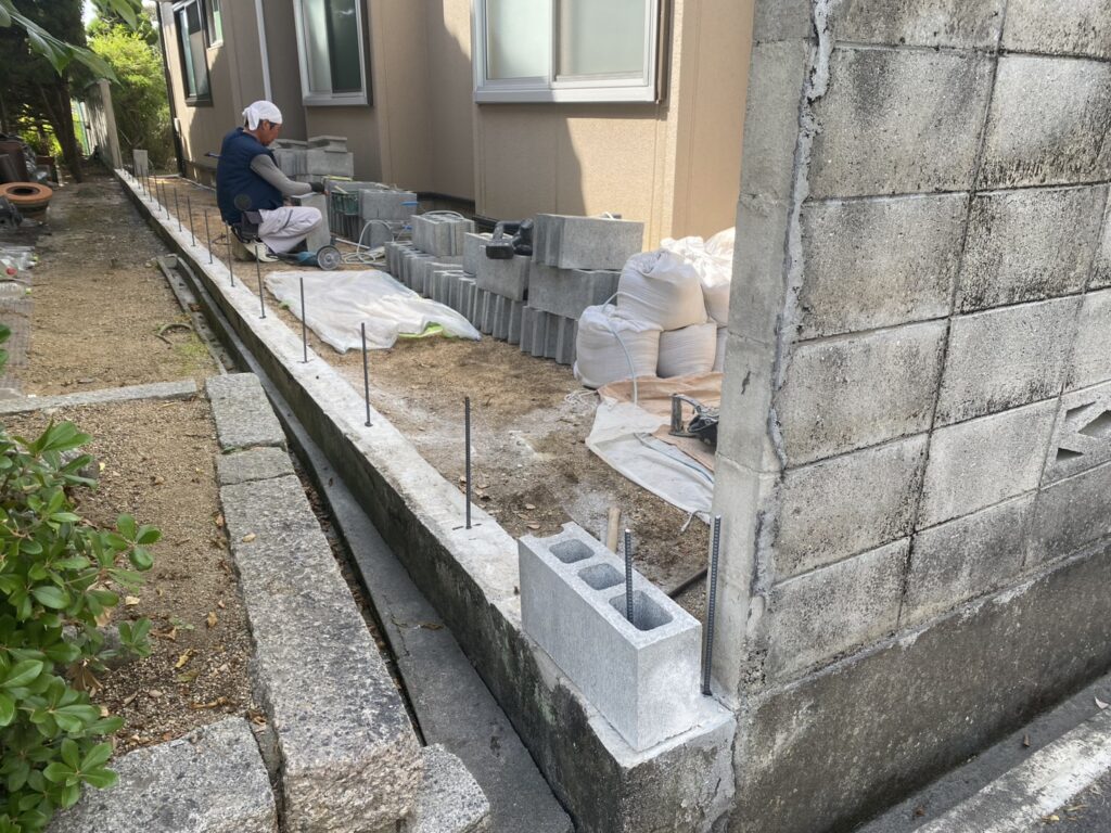【丸亀市Ｕ様邸】ブロック塀撤去＆目隠しフェンス工事｜ブロック基礎補修，新たな鉄筋とブロック設置中 (株)カインズガーデン