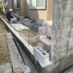 【丸亀市Ｕ様邸】ブロック塀撤去＆目隠しフェンス工事｜ブロック基礎補修，新たな鉄筋とブロック設置中 (株)カインズガーデン