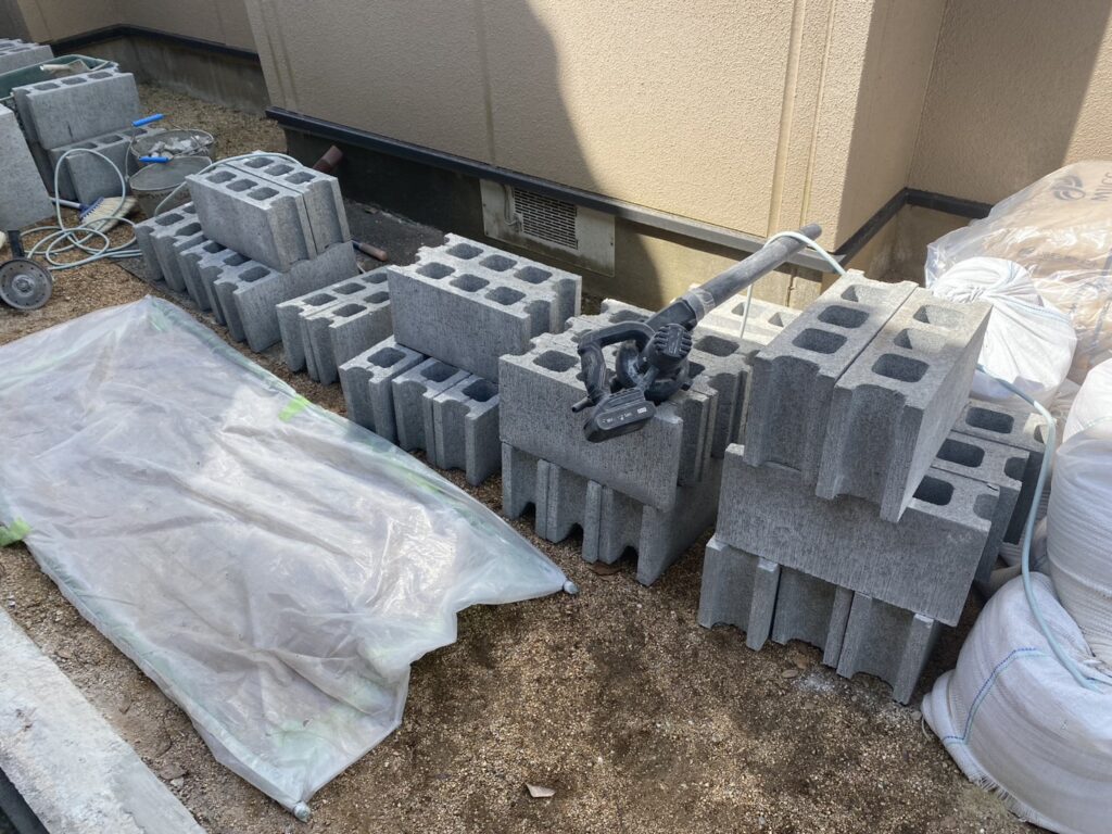 【丸亀市Ｕ様邸】ブロック塀撤去＆目隠しフェンス工事｜ブロック基礎補修，新たな鉄筋とブロック設置中 (株)カインズガーデン