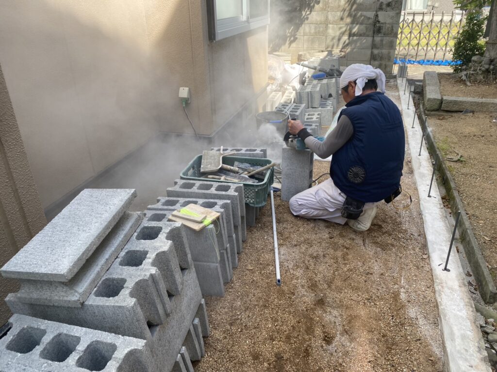 【丸亀市Ｕ様邸】ブロック塀撤去＆目隠しフェンス工事｜ブロック基礎補修，新たな鉄筋とブロック設置中 (株)カインズガーデン