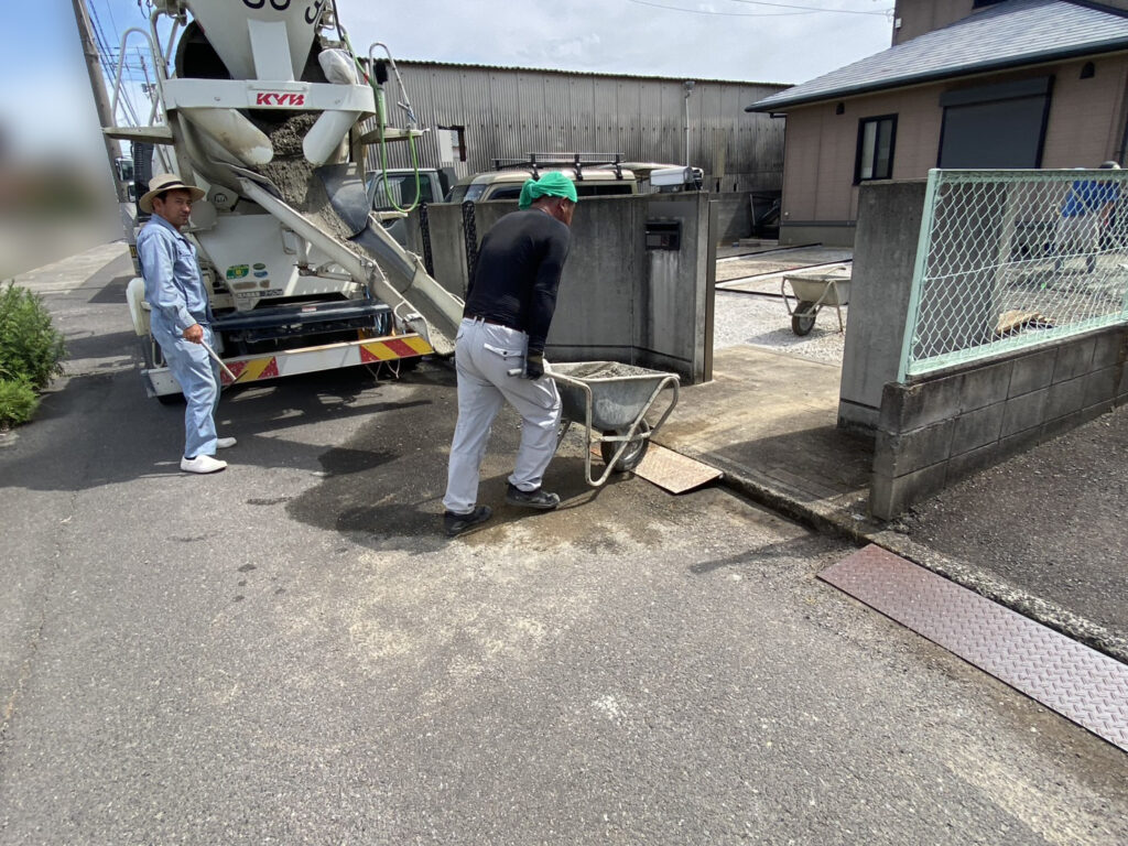 【坂出市Ｏ様邸】庭仕舞い工事｜お庭全面のコンクリート打設，広くて停めやすい駐車場になっていきます (株)カインズガーデン