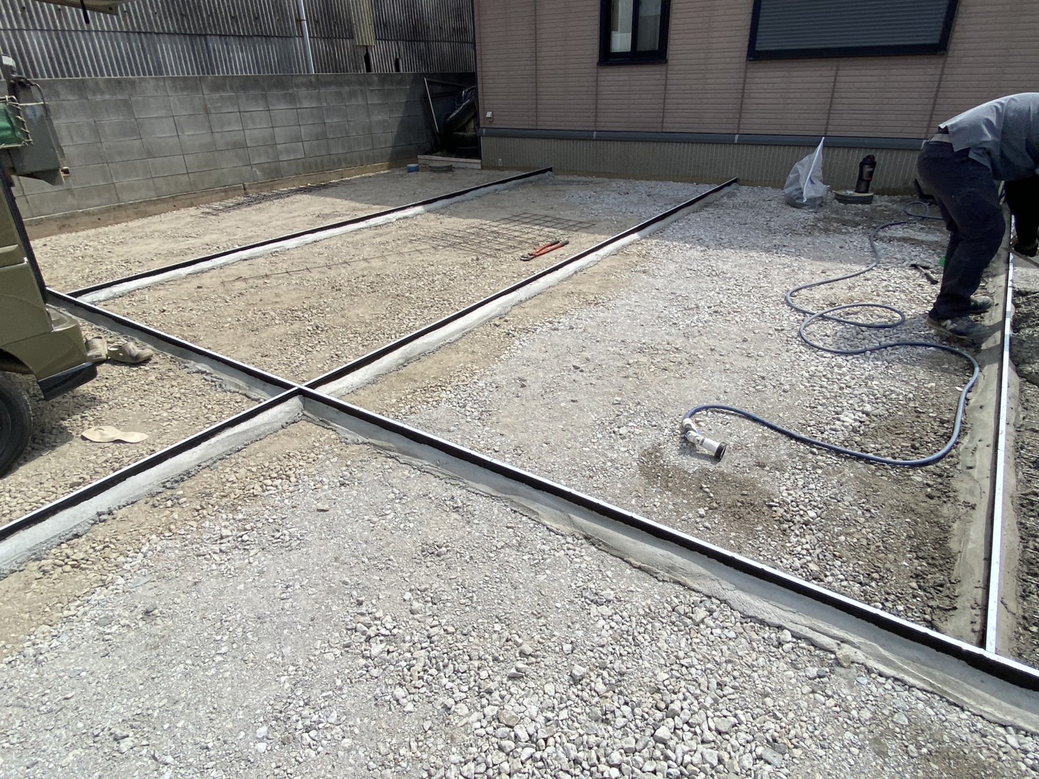 【坂出市Ｏ様邸】庭仕舞い工事｜お庭全面のコンクリート打設，広くて停めやすい駐車場になっていきます (株)カインズガーデン