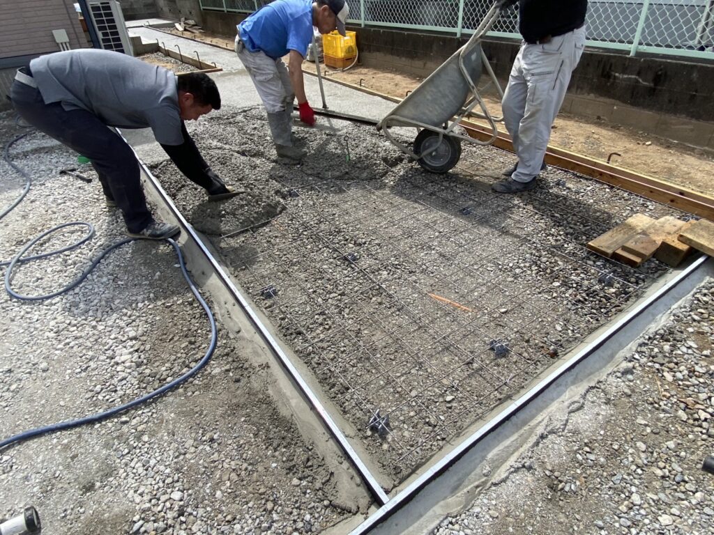 【坂出市Ｏ様邸】庭仕舞い工事｜お庭全面のコンクリート打設，広くて停めやすい駐車場になっていきます (株)カインズガーデン
