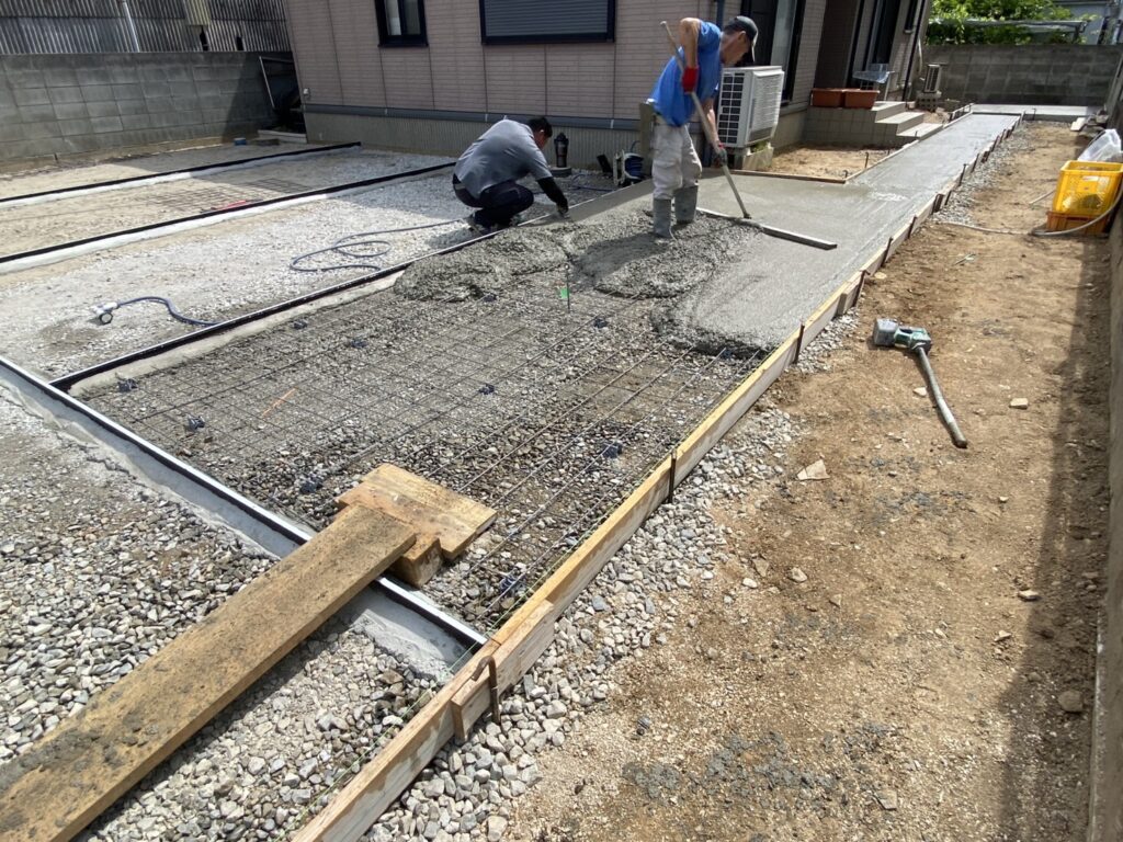 【坂出市Ｏ様邸】庭仕舞い工事｜お庭全面のコンクリート打設，広くて停めやすい駐車場になっていきます (株)カインズガーデン
