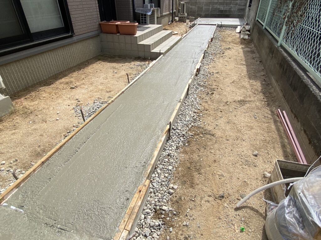 【坂出市Ｏ様邸】庭仕舞い工事｜お庭全面のコンクリート打設，広くて停めやすい駐車場になっていきます (株)カインズガーデン