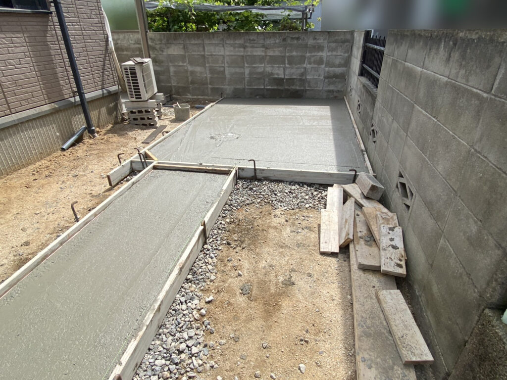 【坂出市Ｏ様邸】庭仕舞い工事｜お庭全面のコンクリート打設，広くて停めやすい駐車場になっていきます (株)カインズガーデン