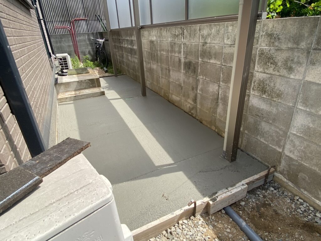 【坂出市Ｏ様邸】庭仕舞い工事｜お庭全面のコンクリート打設，広くて停めやすい駐車場になっていきます (株)カインズガーデン