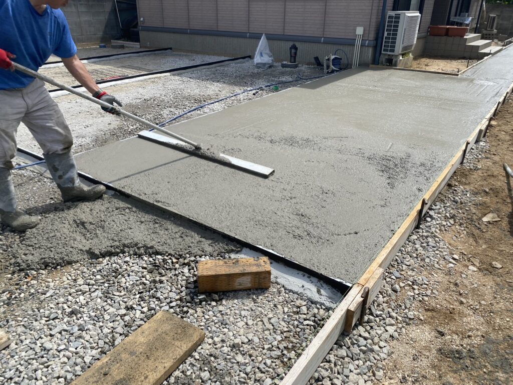 【坂出市Ｏ様邸】庭仕舞い工事｜お庭全面のコンクリート打設，広くて停めやすい駐車場になっていきます (株)カインズガーデン