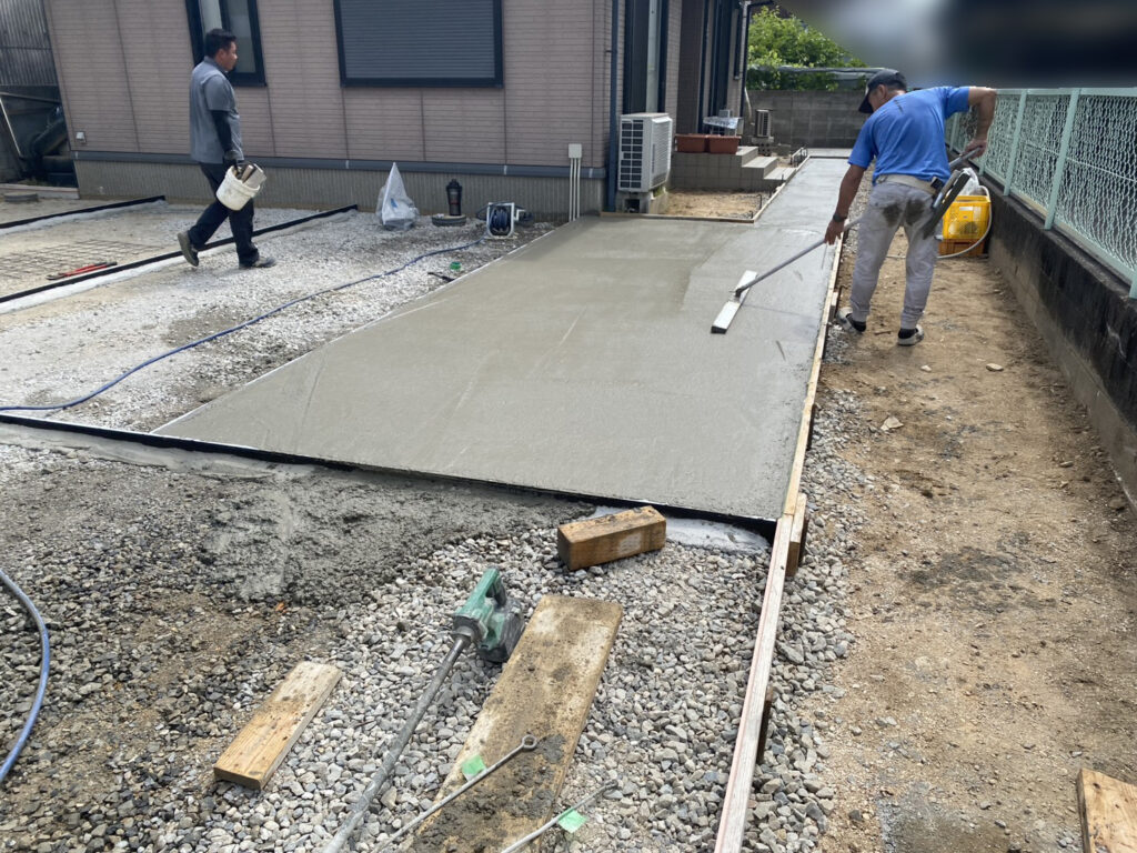 【坂出市Ｏ様邸】庭仕舞い工事｜お庭全面のコンクリート打設，広くて停めやすい駐車場になっていきます (株)カインズガーデン