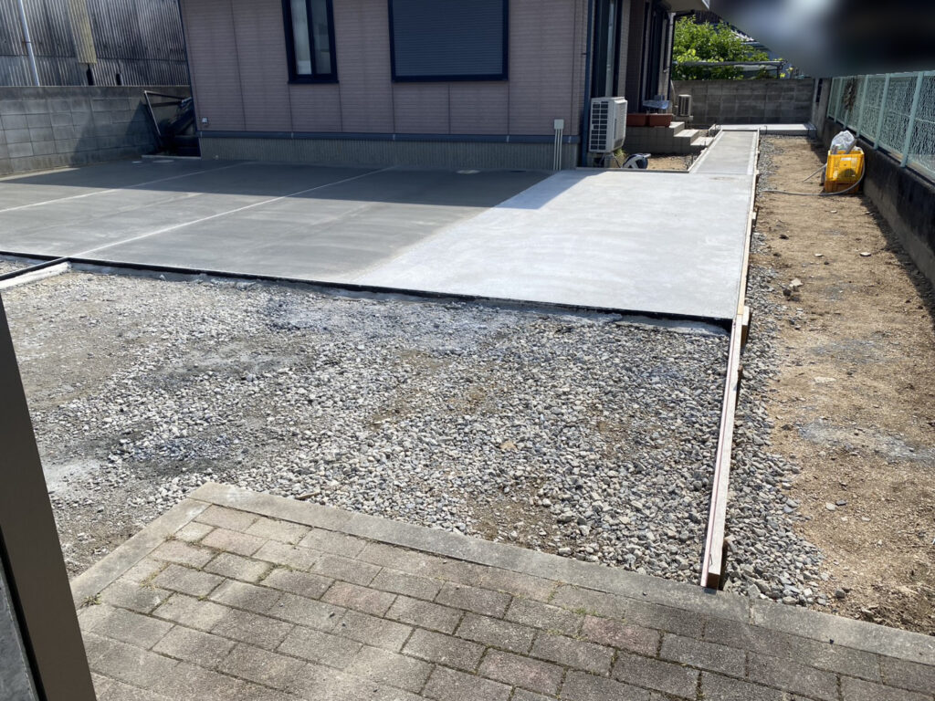 【坂出市Ｏ様邸】庭仕舞い工事｜お庭全面のコンクリート打設，広くて停めやすい駐車場になっていきます (株)カインズガーデン